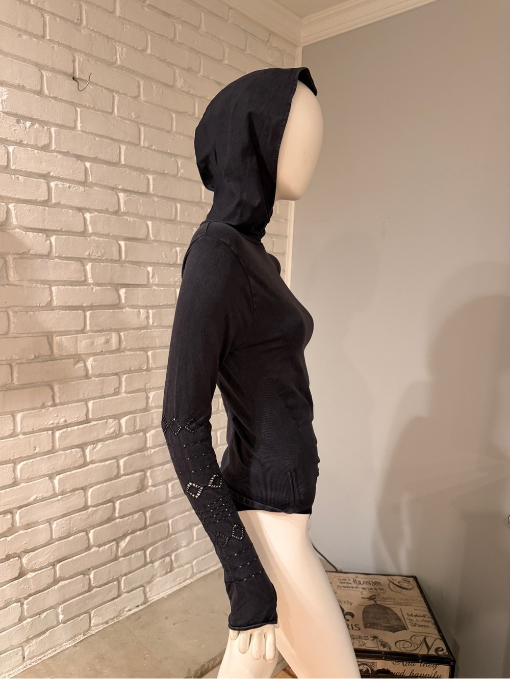 FP Movement Washed Black Hooded Long Sleeve Fitted Performance Thumbholes NWOT - Picture 7 of 16